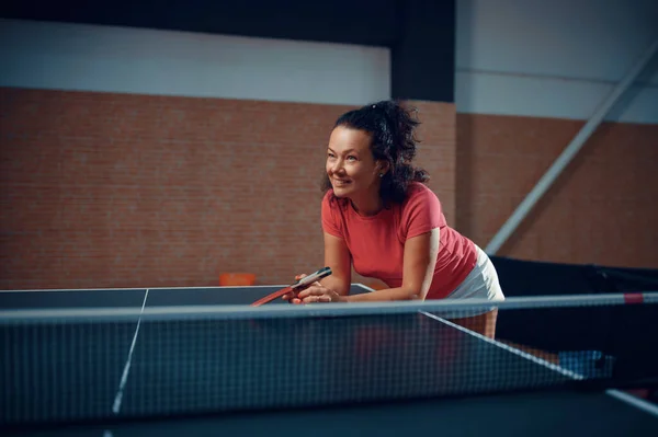 Kvinna Vid Nätet Bordtennis Träning Pingisspelare Sportiv Flicka Spelar Bordtennis — Stockfoto