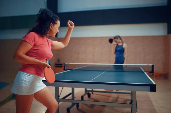 Las Mujeres Juegan Ping Pong Jugadores Tenis Mesa Amigos Jugando —  Fotos de Stock