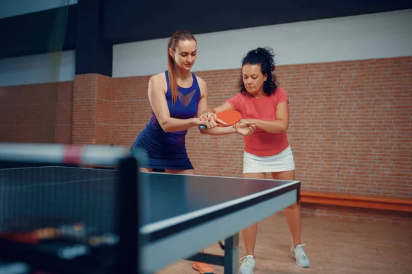 Női Oktatóval Ping Pong Edzés Asztalitenisz Játékosok Barátok Asztalitenisz Zárt — Stock Fotó
