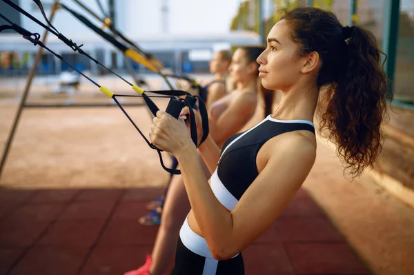Λεπτές Γυναίκες Που Κάνουν Ασκήσεις Γυμναστικής Σχοινιά Γήπεδα Εξωτερικούς Χώρους — Φωτογραφία Αρχείου