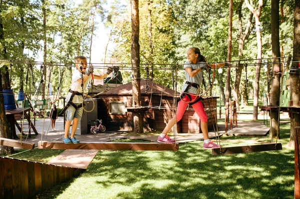 Kleines Mädchen Klettert Seilpark Kind Klettert Auf Hängebrücke Extremsportabenteuer Urlaub — Stockfoto