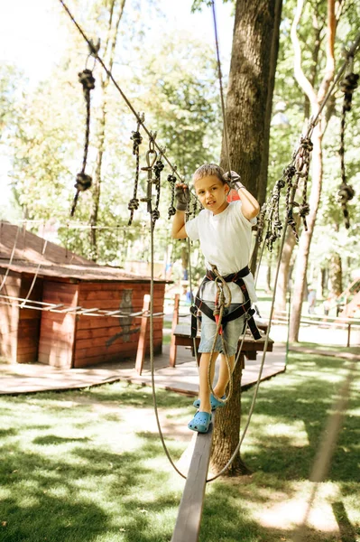 Kleiner Junge Klettert Bei Sonnigem Wetter Seilpark Kinderklettern Auf Hängebrücke — Stockfoto