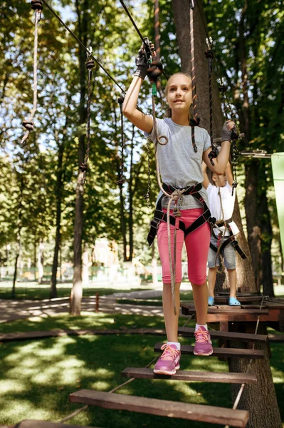 Kleine Geschwister Klettern Seilpark Kinder Klettern Auf Hängebrücke Extremsportabenteuer Urlaub — Stockfoto