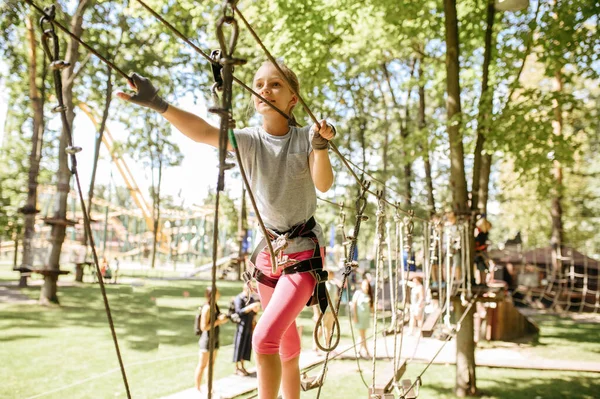 Niña Sonriente Equipo Sube Parque Cuerdas Patio Recreo Escalada Infantil — Foto de Stock