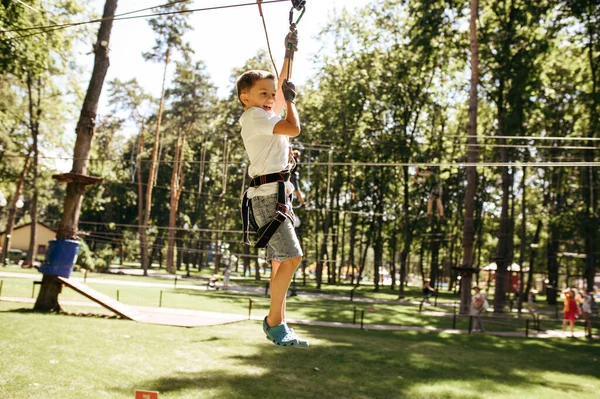 Kleiner Tapferer Junge Auf Der Seilrutsche Seilpark Spielplatz Kind Klettert — Stockfoto