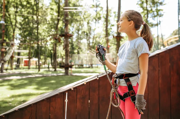 Niña Escaladora Parque Cuerdas Parque Infantil Escalada Infantil Puente Colgante — Foto de Stock