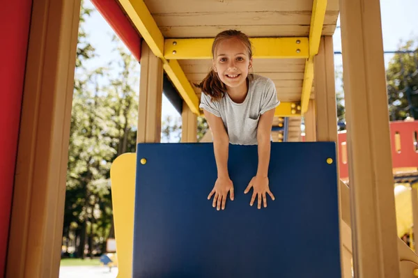 Glückliches Kleines Mädchen Posiert Auf Spielplatz Kinderstadt Kind Klettert Auf — Stockfoto