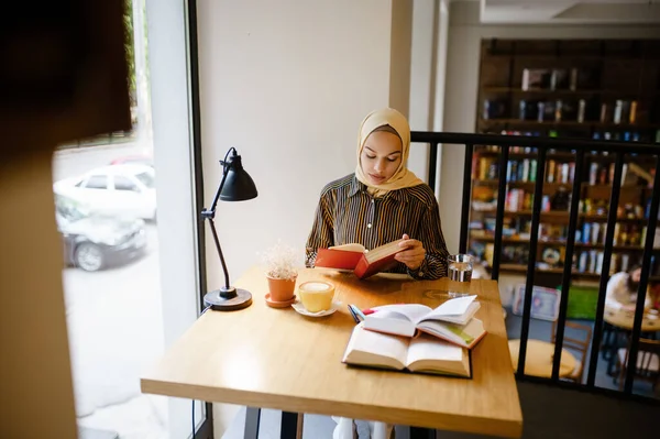 Glimlachend Arabisch Meisje Hijab Houdt Notitieboekje Bij Universiteitscafé Interieur Achtergrond — Stockfoto