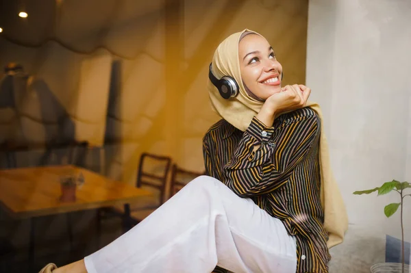 Hermosa Chica Árabe Hijab Auriculares Cafetería Universidad Mujer Musulmana Con —  Fotos de Stock