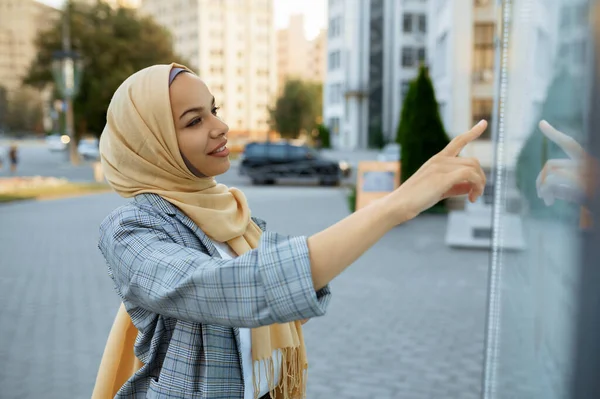 ヒジャーブ州のアラブ女性学生が中心街の地図を見ている ビジネスセンターへの入り口でイスラム教徒の女性 宗教と教育 — ストック写真
