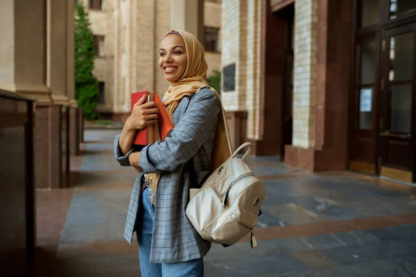 Арабская Студентка Книгами Входа Университет Мусульманка Хиджабе Держит Учебники Улице — стоковое фото