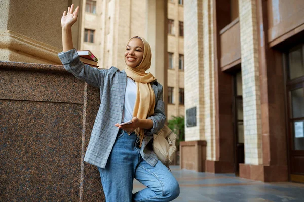 Арабская Студентка Хиджабе Делает Селфи Входа Университет Мусульманка Книгами Позирует — стоковое фото