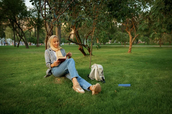 Estudante Árabe Hijab Lendo Livro Didático Parque Verão Mulher Muçulmana — Fotografia de Stock