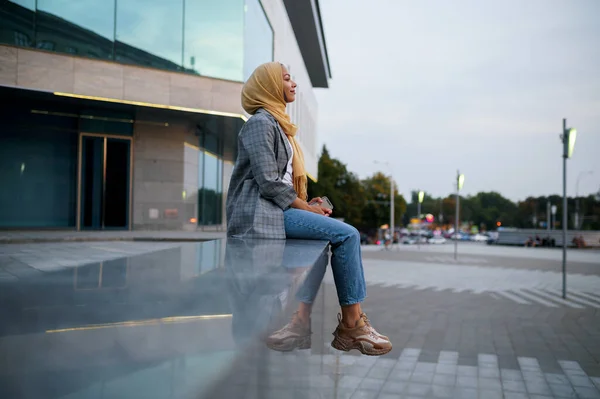 ヒジャーブのアラブ人の少女がダウンタウンの建物にポーズをとっている ビジネスセンターへの入り口でイスラム教徒の女性 宗教と教育 — ストック写真