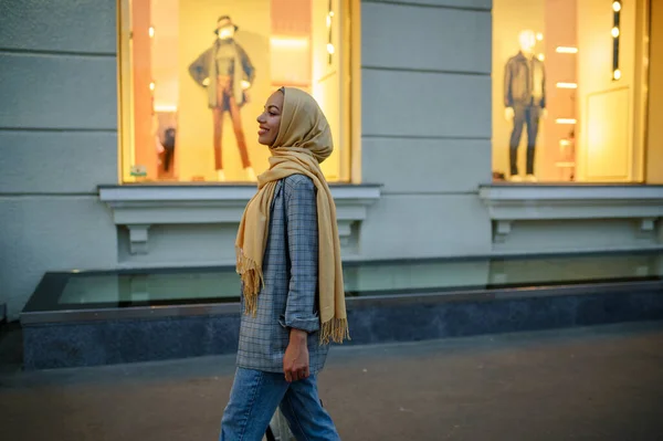 Chica Árabe Hijab Mirando Escaparate Tienda Moda Centro Mujer Musulmana — Foto de Stock