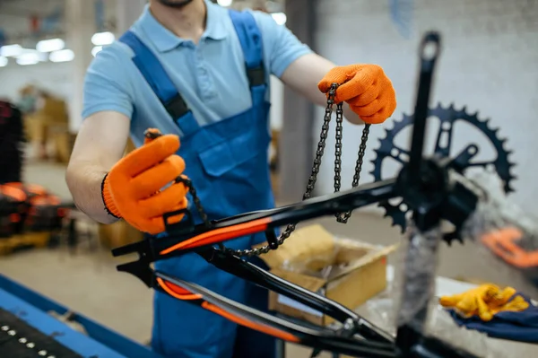 Fábrica Bicicletas Trabalhador Detém Cadeia Bicicletas Linha Montagem Mecânico Masculino — Fotografia de Stock
