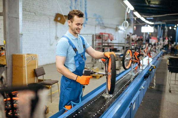 Fahrradfabrik Arbeiter Fließband Ketteninstallation Mechaniker Uniform Montiert Fahrradteile Werkstatt Industrielle — Stockfoto