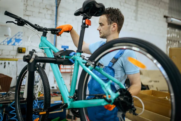 Fahrradfabrik Arbeiter Hält Mountainbike Mechaniker Uniform Installiert Zyklusteile Fließband Der — Stockfoto