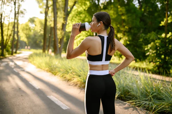Morning Training Park Woman Headphones Drinks Water Walkway Female Runner — Stock Photo, Image