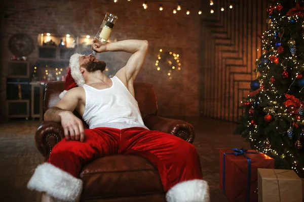 Schlechter Weihnachtsmann Trinkt Alkohol Fiese Party Ungesunder Lebensstil Bärtiger Mann — Stockfoto