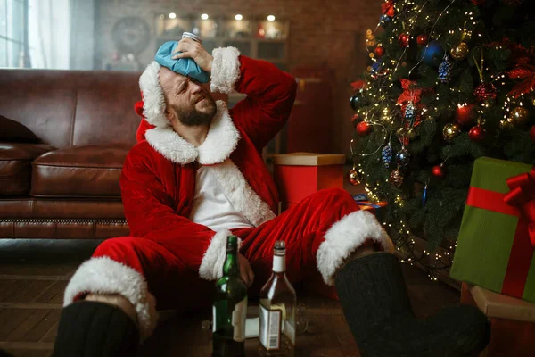 Vile Père Noël Claus Avec Gueule Bois Assis Sous Arbre — Photo