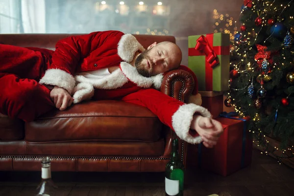 Mau Bêbado Papai Noel Dorme Sofá Ressaca Após Festa Desagradável — Fotografia de Stock