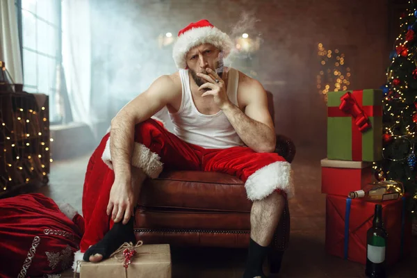 Mauvais Père Noël Avec Cigare Bouteille Alcool Assis Sur Canapé — Photo