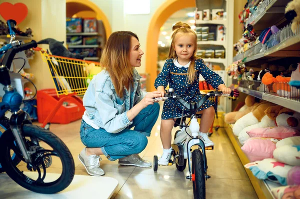 Mãe Menina Bonita Escolhendo Bicicleta Loja Crianças Mãe Filha Adorável — Fotografia de Stock