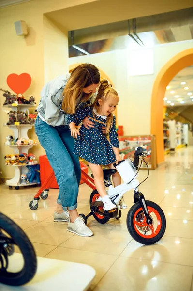 Mãe Menina Bonita Comprando Bicicleta Loja Crianças Mãe Filha Adorável — Fotografia de Stock