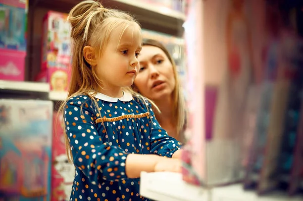 Anne Güzel Küçük Kız Oyuncak Dükkanından Oyuncak Bebek Seçiyorlar Anne — Stok fotoğraf