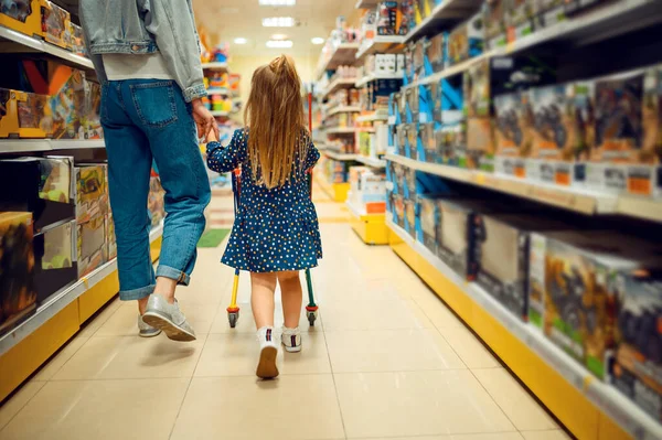 Mutter Und Hübsches Kleines Baby Spielzeugladen Mutter Und Entzückende Tochter — Stockfoto