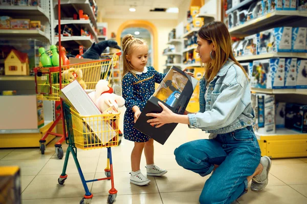 Mãe Bebê Pequeno Bonito Comprando Brinquedos Loja Mãe Filha Adorável — Fotografia de Stock