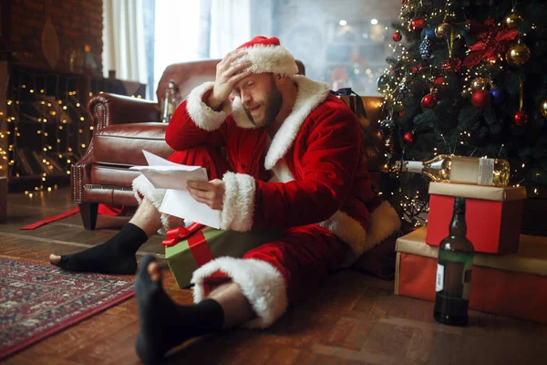 Kötü Sarhoş Noel Baba Noel Ağacının Altında Mektuplar Okur Ğrenç — Stok fotoğraf