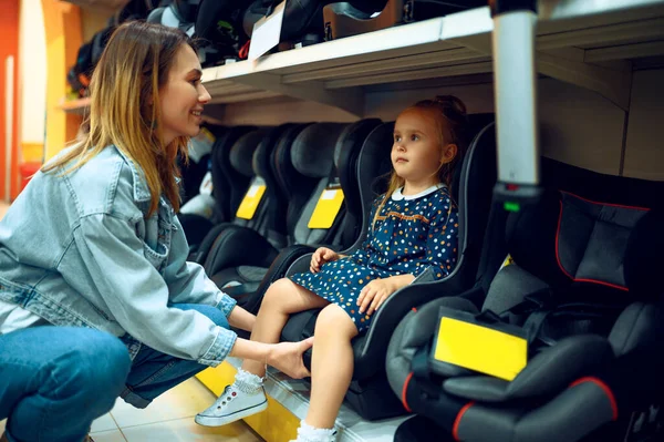 Anne Güzel Küçük Kız Bebek Koltuğunu Seçiyorlar Anne Tapılası Kızı — Stok fotoğraf