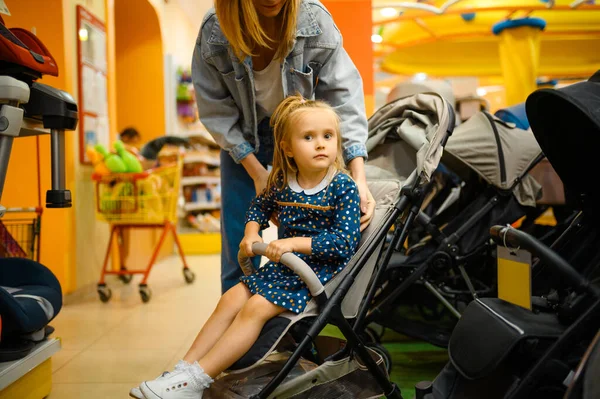 Anne Güzel Küçük Kız Bebek Arabasını Dükkandan Seçiyorlar Anne Tapılası — Stok fotoğraf