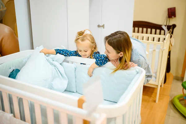 Mamma Figlioletta Comprano Lettino Bambini Negozio Mamma Adorabile Ragazza Vicino — Foto Stock