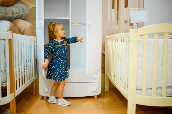 Menina Bonita Posa Perto Cama Bebê Loja Crianças Criança Adorável — Fotografia de Stock