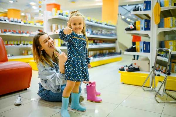 Mãe Pequeno Bebê Escolhendo Sapatos Loja Crianças Mãe Menina Adorável — Fotografia de Stock