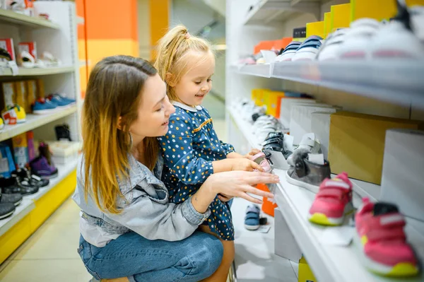 Mãe Pequeno Bebê Olhando Para Sapatos Loja Crianças Mãe Menina — Fotografia de Stock