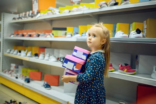 Bella Bambina Tiene Scatola Con Scarpe Nel Negozio Bambini Bambino — Foto Stock