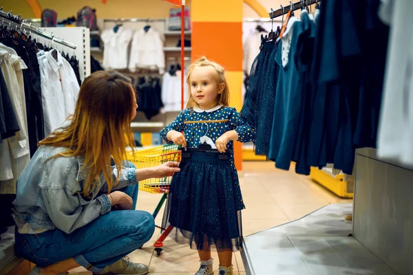 Madre Bebé Eligiendo Vestido Tienda Niños Mamá Chica Adorable Cerca — Foto de Stock