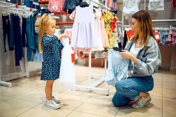 Madre Bebé Comprando Vestido Tienda Niños Mamá Chica Adorable Cerca — Foto de Stock