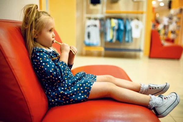 Pretty Little Girl Sitting Sofa Childrens Shop Adorable Child Waiting — Stock Photo, Image