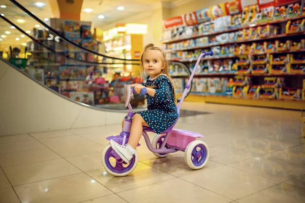 Çocuk Dükkanında Bisiklete Binen Güzel Bir Bebek Sevimli Çocuk Oyuncak — Stok fotoğraf