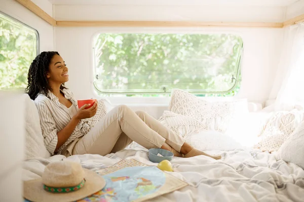 Jovem Mulher Relaxar Cama Acampar Trailer Casal Viaja Van Férias — Fotografia de Stock