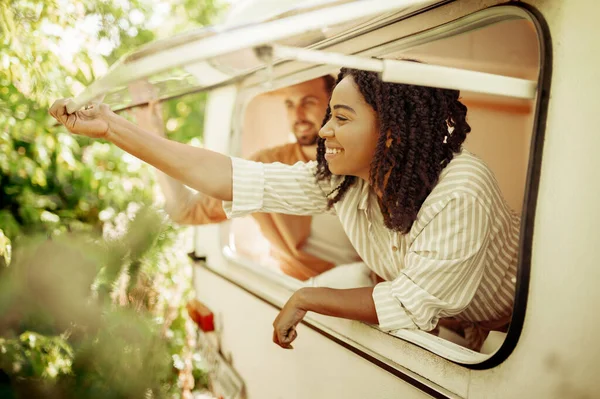 Esposo Esposa Miran Por Ventana Caravana Acampando Remolque Hombre Mujer —  Fotos de Stock