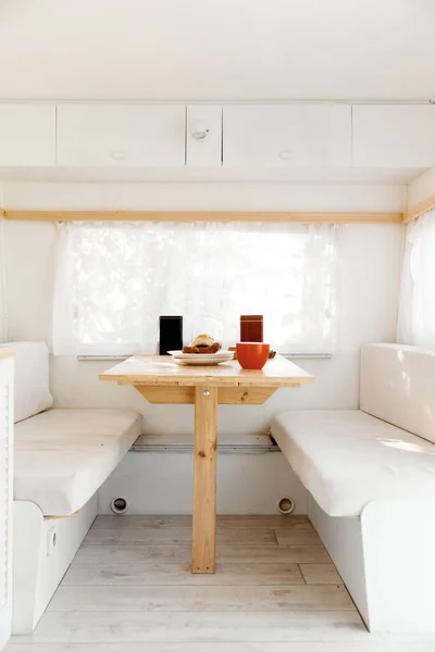 Kamperen Een Caravan Camper Tafel Niemand Reizen Bestelwagen Romantische Vakanties — Stockfoto