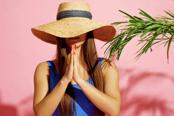 Mujer Traje Baño Sombrero Posa Cerca Palma Estudio Fondo Rosa — Foto de Stock