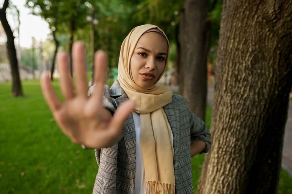 Chica Árabe Hiyab Muestra Palma Parque Verano Mujer Musulmana Con —  Fotos de Stock