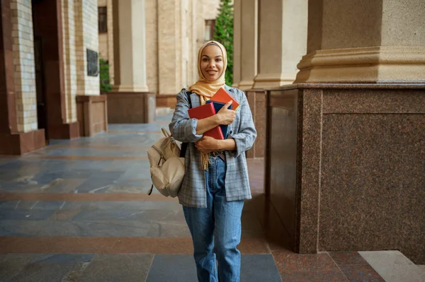 Арабская Студентка Книгами Входа Университет Мусульманка Хиджабе Держит Учебники Улице — стоковое фото